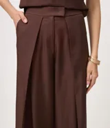 Pantalón sastrero wide leg color marrón, con diseño de perneras amplias, tiro alto y pinzas delanteras.