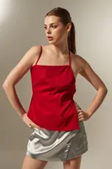 Top rojo de bretel fino con espalda descubierta.