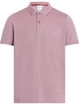 Chomba Calvin Klein color ladrillo con cuello polo, tapeta de dos botones y mangas cortas. Presenta logo CK bordado en el pecho y ribete blanco en cuello y mangas. Confeccionada en piqué de algodón oxford ligero de dos tonos.
