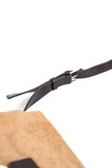 Cartera de gamuza y cuero sintético negro, con solapa frontal, tira ajustable para el hombro y detalle de hebilla metálica dorada en el cierre.