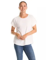 Blusa de crepe color blanco, con cuello redondo a la base y mangas cortas con detalle de presilla y botón en el borde.