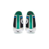 Championes Converse modelo Chuck 70 Trail de caña alta, con diseño técnico en color negro, detalles en azul eléctrico, verde y beige. Presenta el icónico parche de la marca en el lateral y suela de goma blanca.