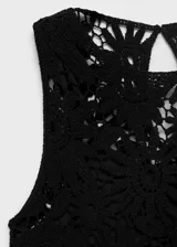 Vestido corto de crochet negro con cuello redondo, tirantes anchos y diseño recto. Incluye forro interior y cierre de botón en la parte posterior.