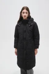 Campera larga tipo parka acolchada color negro, con capucha desmontable, cierre frontal con botones a presión, bolsillos laterales y cordón ajustable en la cintura.
