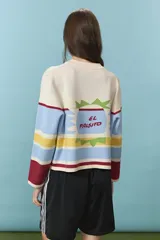 Cardigan de punto con diseño de rayas horizontales en colores celeste, amarillo, bordó y natural, escote redondo y cierre frontal de botones.