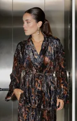 Chaqueta tipo kimono de terciopelo estampado en tonos marrones y azules, con corte cruzado y lazo para ajustar en la cintura.