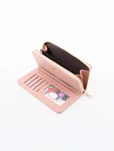 Billetera larga color rosa viejo con cierre de cremallera y aplique metálico dorado.