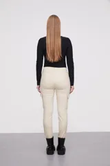 Pantalon tipo cargo de jean en color natural, con bolsillos laterales con solapa y cierre frontal con botón y cremallera.