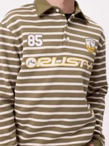Polo de manga larga con diseño a rayas horizontales en azul marino y blanco. Presenta cuello tipo polo con cierre de botones, estampado frontal con el logo de la marca y el número 85, y puños elásticos.