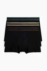 Pack de tres calzoncillos tipo trunk de algodón con elastano, de color negro con cinturas elásticas de diferentes colores: verde oscuro, beige y marrón. Cuentan con costuras planas y parte delantera forrada.