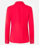 Blazer femenino de sastrería confeccionado en punto roma, con cuello solapa, cierre frontal con botones decorativos y diseño estructurado.