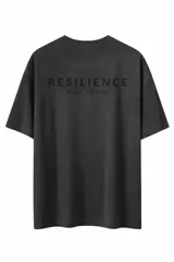 Remera de algodón con efecto de lavado a la piedra, corte oversize y estampa frontal con la palabra Resilience y la frase Built to Rise.