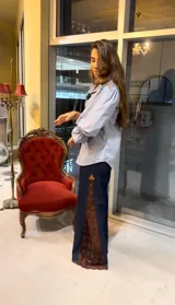 Camisa de corte oversize con estampado de cuadros en tonos grises. Presenta cuello camisero, mangas largas abullonadas y cierre frontal con botones.