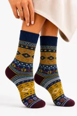 Medias de caña media con diseño tejido de estilo étnico en tonos azul, mostaza y bordó.