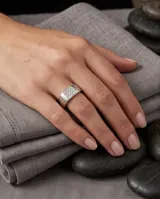 Anillo ancho de acero con incrustación central de circonias.