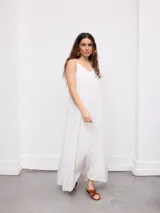 Vestido largo blanco de corte holgado, con escote en V y tirantes finos.