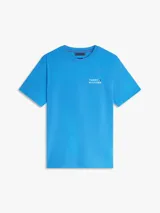 Remera de cuello redondo color azul, de corte regular y manga corta, con el logo de la marca bordado en el pecho.