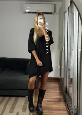 Vestido corto color bordó, con escote en V y detalles de encaje en el cuello y el dobladillo asimétrico. Tiene mangas tres cuartos y un corte holgado.