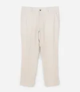Pantalón de vestir azul marino, de corte relajado, confeccionado en tejido de viscosa y lino. Cuenta con cintura con trabillas, bolsillos laterales y traseros. Se ajusta a la cintura con cinturón de cuero marrón.