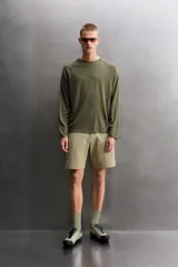 Camiseta técnica de entrenamiento Zara Athleticz, de corte regular, confeccionada en tejido ligero y elástico con textura de rayas horizontales. Presenta cuello redondo, mangas ranglán largas y detalle de logo estampado en el bajo.