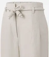 Pantalón largo de cintura alta color beige, confeccionado en tejido viscolino, con trabillas en la cintura, cinturón de cuerda para lazo, cierre tradicional y pliegues.
