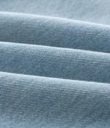 Pantalón de jean con corte recto y tiro medio, confeccionado en denim de algodón. Presenta un diseño clásico de cinco bolsillos, cierre frontal con botón y cremallera, y un acabado lavado en tono gris.