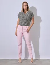 Pantalón blanco de gabardina elastizada, marca Zac & Rachel. Con pretina con pasadores, botón y cierre. Delantera con tres bolsillos. Trasera con bolsillos ojal.