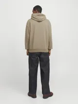 Buzo con capucha color arena, de algodón y fit holgado. Tiene capucha forrada en el mismo tejido, bolsillo canguro y mangas largas.