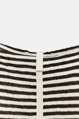 Top musculosa de hilatura con algodón y lino, con diseño de rayas horizontales en color marrón y blanco, escote redondo y manga sisa.