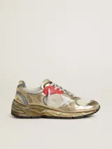 Zapatillas deportivas Golden Goose modelo Running Dad, con diseño moderno y efecto desgastado. Combinan cuero dorado, malla blanca y detalles en gris y rojo. Presentan la estrella distintiva de la marca en blanco y suela robusta.
