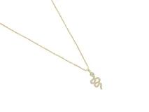 Collar dorado con dije de serpiente con incrustaciones de circonitas.