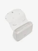 Bandolera Diesel modelo 1DR M, color blanco, confeccionada en cuero vacuno liso. Presenta una solapa con una placa metálica esmaltada del logo D ovalado. Incluye correa ajustable para llevar al hombro o cruzada, compartimento principal amplio y dos secciones planas internas.