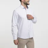 Camisa blanca con microestampado de lunares azules, cuello clásico con botón y puños con botón.
