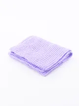 Bufanda tejida a rayas horizontales color lila.