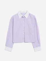 Camisa de manga larga, corte crop, con estampado de rayas verticales finas en lila y azul claro. Presenta cuello y puños anchos en color blanco liso.