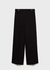 Pantalon de vestir negro de corte recto y diseño crop, confeccionado en tejido fluido con tiro medio. Presenta cierre frontal con botón, gancho y cremallera, además de detalles de botones decorativos en la cintura.