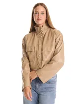 Chaqueta corta de eco cuero color beige, con cuello alto, cierre frontal con botones a presión y bolsillos frontales con solapa.