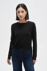 Remera de manga larga con cuello a la base, confeccionada en tejido de punto canalé con diseño holgado.