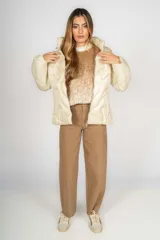 Campera puffer color crudo con diseño acolchado, cierre frontal y capucha. Confeccionada en nylon, presenta un corte moderno y versátil.