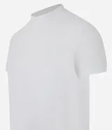 Polo de hombre de manga corta, color beige claro, con cuello mao y tapeta de dos botones.