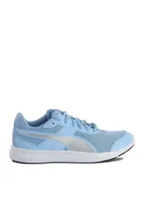 Championes deportivos Puma modelo Escaper Mesh, color celeste con franja lateral plateada y suela blanca.