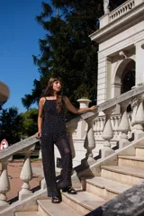 Mono largo de tul negro semitransparente, con aplicaciones espejadas brillantes en toda la prenda, de corte recto y tirantes finos.