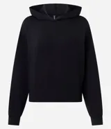 Buzo con capucha de modal, color bordó, con mangas largas, puños ajustados y ruedo elástico que define la cintura.