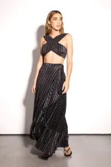 Top cruzado, confeccionado en tejido con sutil brillo multicolor. Diseño sin mangas con tiras anchas que se cruzan al frente y realzan la figura.