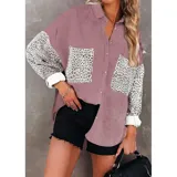 Sobre camisa de pana blanca con detalles en animal print en los bolsillos frontales y en las mangas. Presenta cuello inglés, cierre frontal con botones y corte holgado.