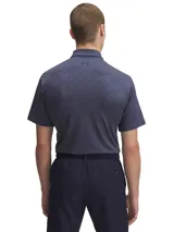 Remera tipo polo de golf Under Armour, modelo Playoff 3.0, de manga corta y color azul marino con estampado geométrico sutil. Cuenta con tapeta de tres botones y logo de la marca bordado en el pecho.