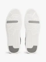 Zapatillas de tenis Tommy Hilfiger de corte bajo, confeccionadas en piel napa color azul marino con paneles laterales en contraste color blanco. Presentan cierre con cordones, suela de goma blanca y logo de la marca grabado en el lateral y el talón.