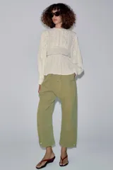 Camisa blanca de algodón de la ZW Collection con cuello redondo, manga larga abullonada terminada en puño y detalles de bordados a tono y entredoses.