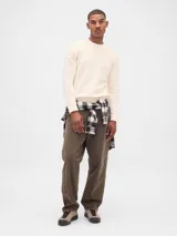 Buzo de algodón de tejido de punto con cuello redondo, mangas largas y puños acanalados. Diseño básico y versátil.