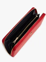 Billetera Tommy Hilfiger de color rojo con acabado granulado y cierre integral de cremallera. Presenta dos compartimentos principales, múltiples ranuras para tarjetas, un bolsillo interior con cremallera y el monograma TH metálico en la parte delantera.